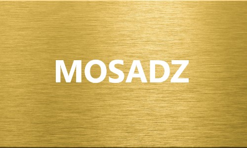 Vzorka leštenej mosadze v zlatistej farbe s nápisom MOSADZ, materiál na gravírovanie z Gravart.sk