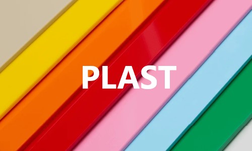 Vzorky farebných plastových doštičiek (oranžová, červená, ružová, modrá, zelená) s nápisom PLAST, materiál na gravírovanie z Gravart.sk